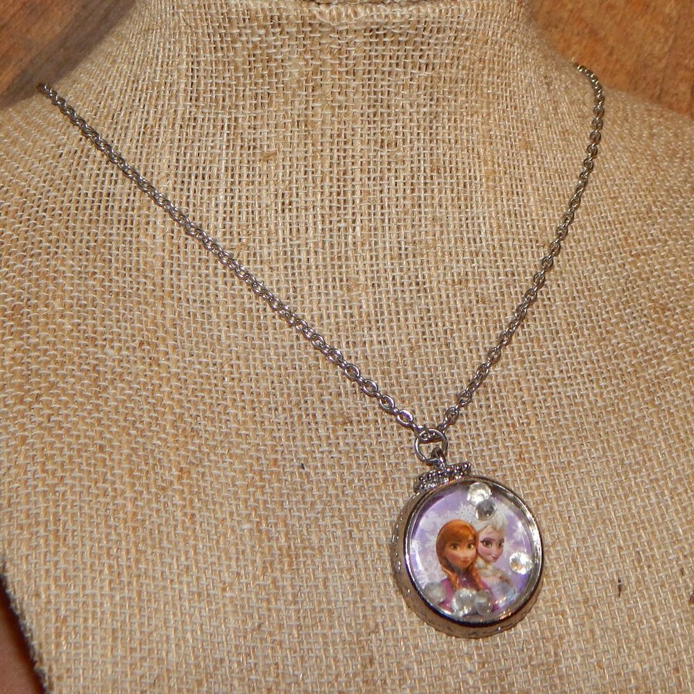 <3   Disney Frozen Necklace w/Floating Gems <3